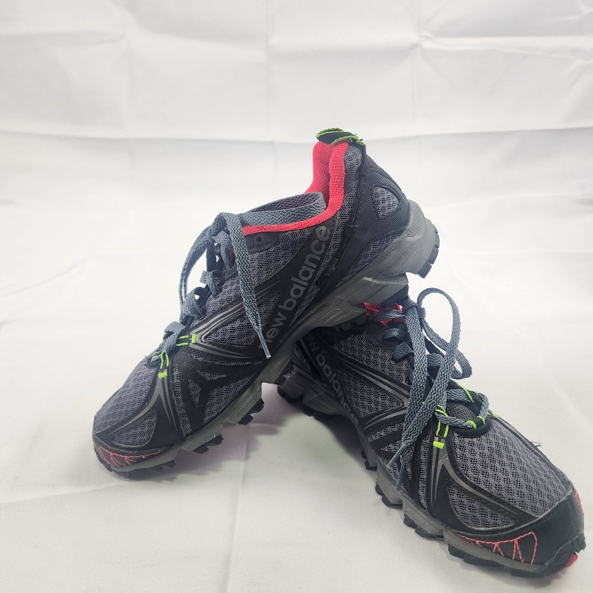 New Balance Trail Running Shoes Size 7D Gray Red Athletic Sneakershattc