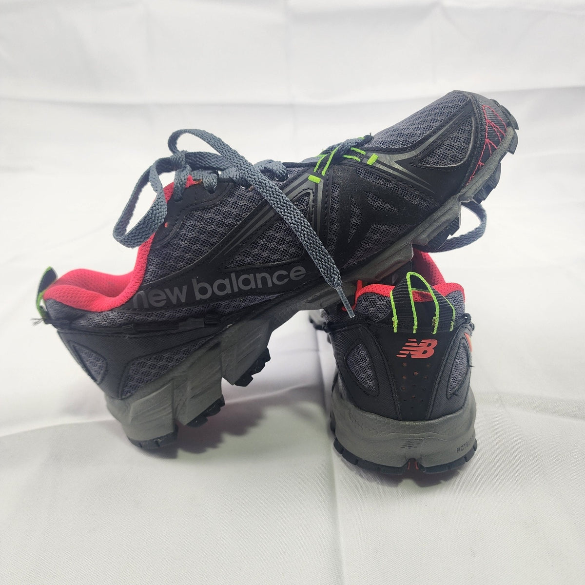 New Balance Trail Running Shoes Size 7D Gray Red Athletic Sneakershattc
