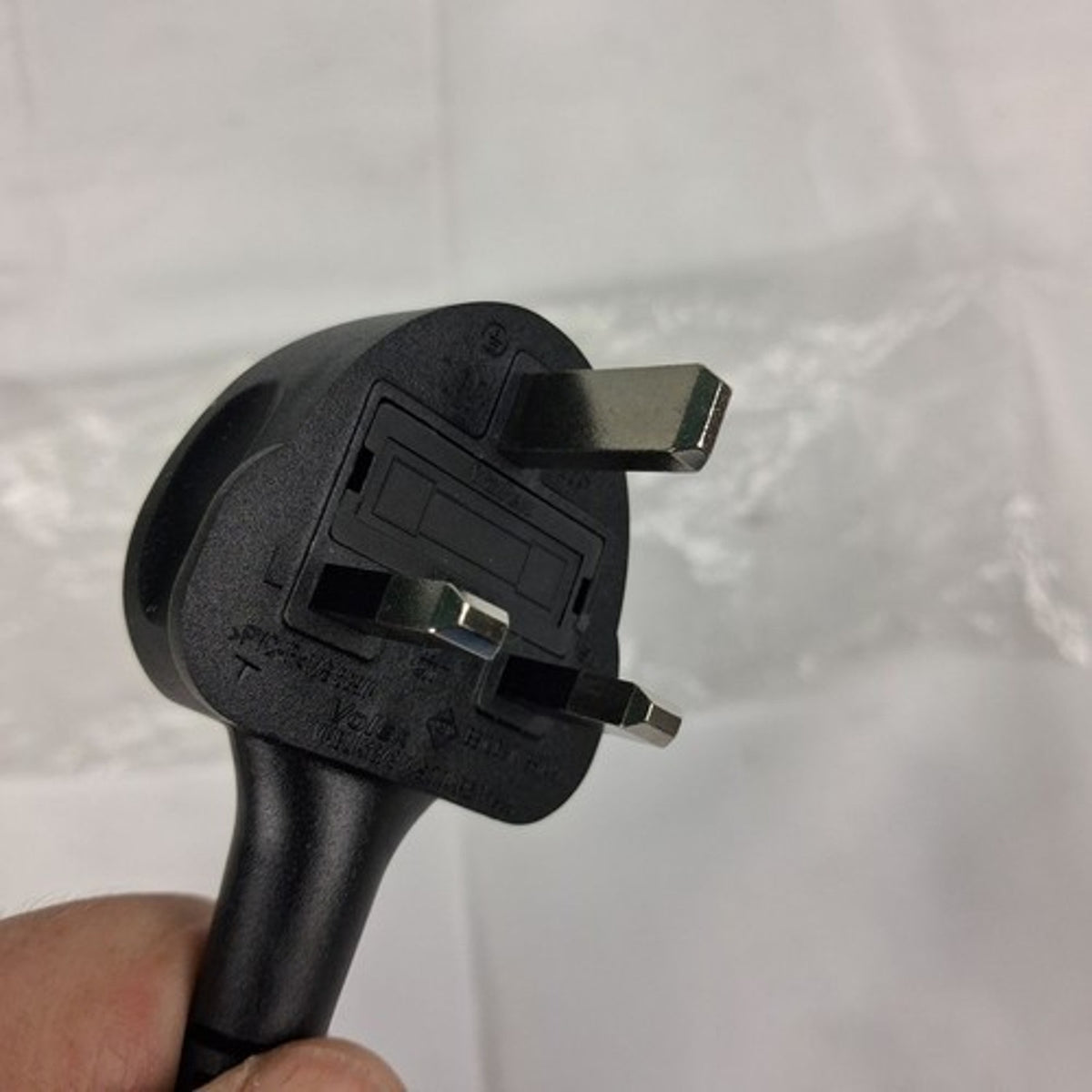 Volex VNBC13S IEC C13 to UK BS1363 Power Cable Lead 10A 250V Black Mains Cord