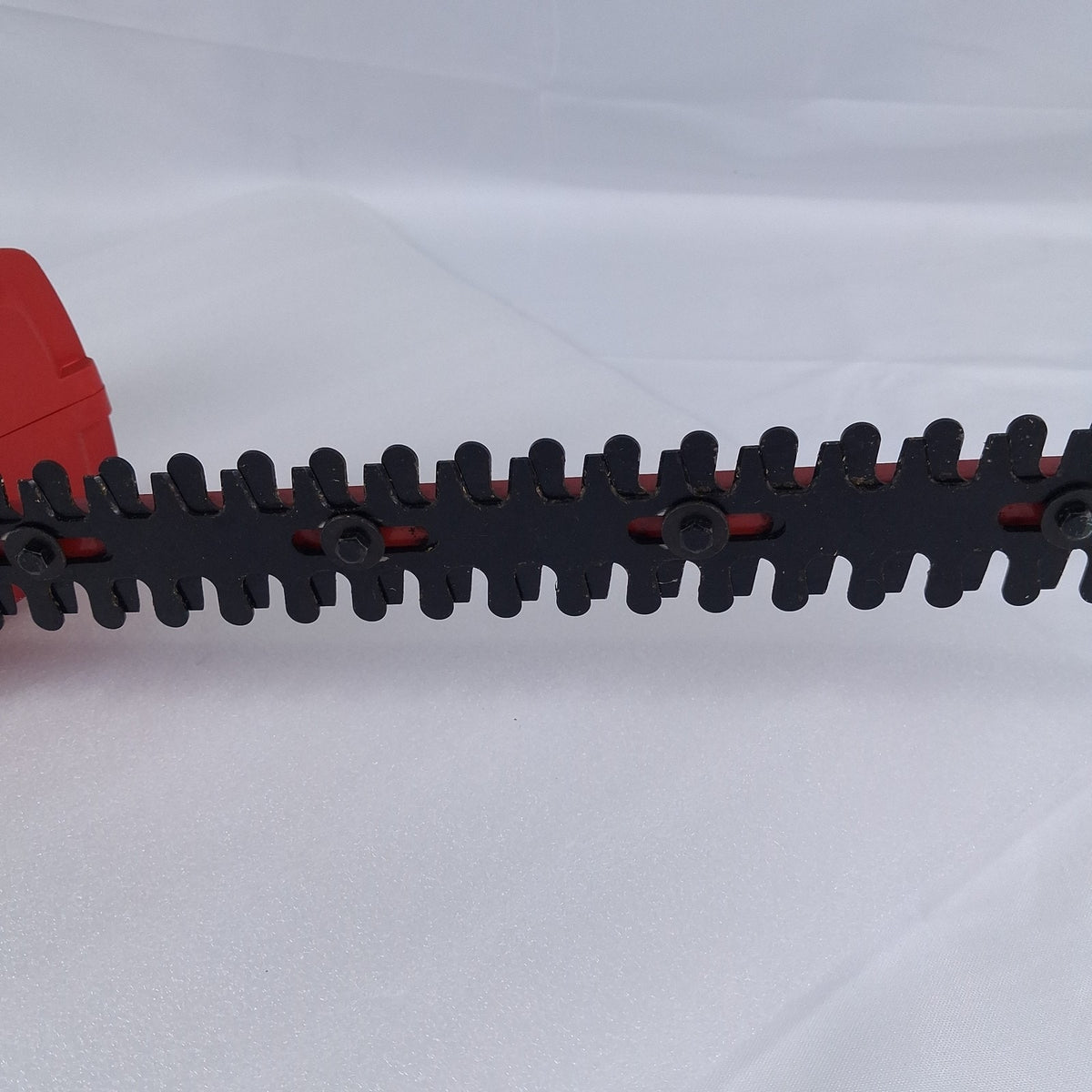 Homelite UT44109 17in 2.7A Electric Corded Hedge Trimmer Red Black